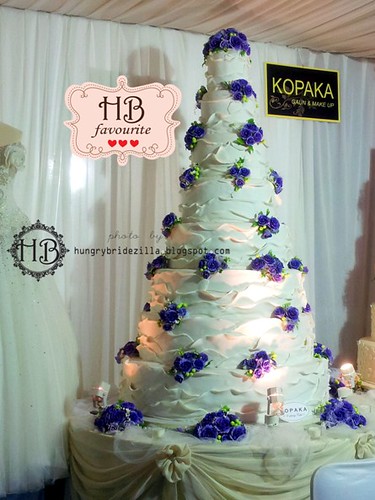 white purple flower wedding cake 4