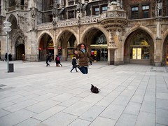 Farah schwebt über den Marienplatz
