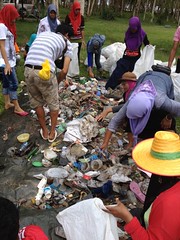 泰國的Green Fin Association與社區合作進行海岸廢棄物監測行動，將撿拾來的廢棄物進行分類