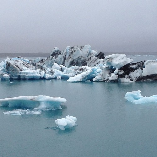 The water here is incredibly blue. #Jökulsárlón #iceland