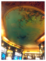 Foto de las pinturas del techo de Pastelería Mauri