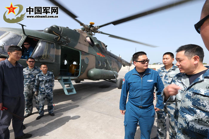 4月20日上午10時46分，成空首架趕赴災區執行災情偵查任務的11252直升機機組攜帶災區的第一手視頻和圖片資料返回邛崍機場。