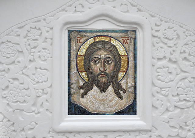 Воссоздан мозаичный образ Спасителя над входом в храм
