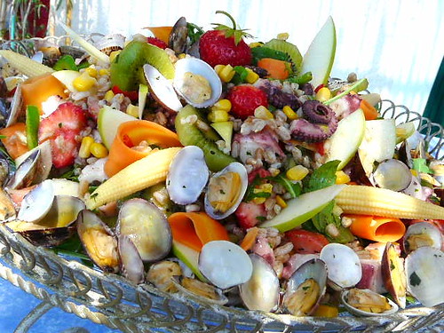 Insalata di farro e polpo con frutta e verdure marinate