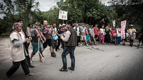 圖二，徒步行動團隊與太巴塱族人一起跳著傳統舞蹈接受敬酒 攝影:郭文吉