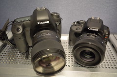 Canon EOS 6D + SIGMA 35mm f1.4 DG vs Canon EOS Kiss X7 + SIGMA 30mm f1.4 DC