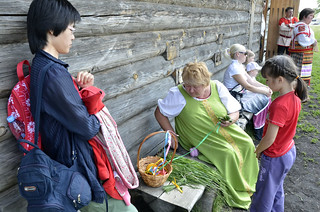 Тарханская мастерица дает мастер-класс по плетению кукол-лихоманок из трав
