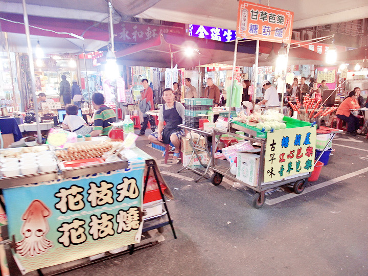 Raohe Night Market stalls