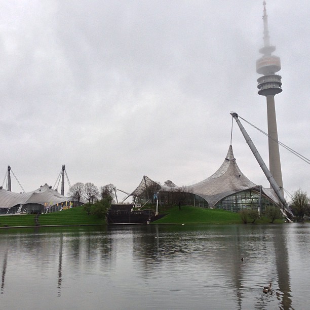 Olympiapark, la zona olímpica, con niebla y lluvia.