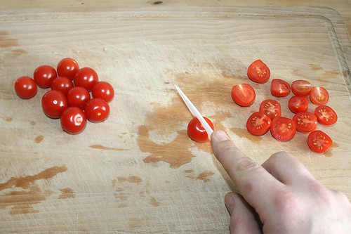 25 - Tomaten halbieren / Cut tomatoes in halfs