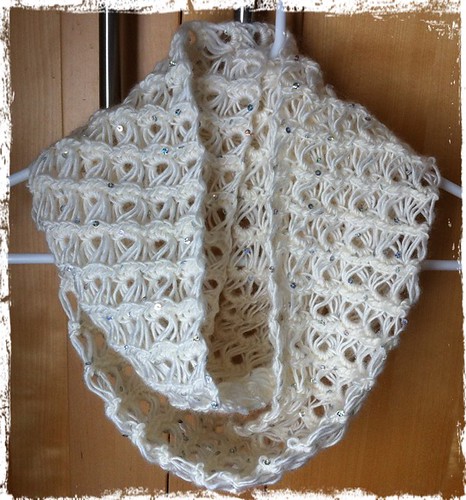 Broomstick Lace Crochet Möbius Cowl by Beatrixknits