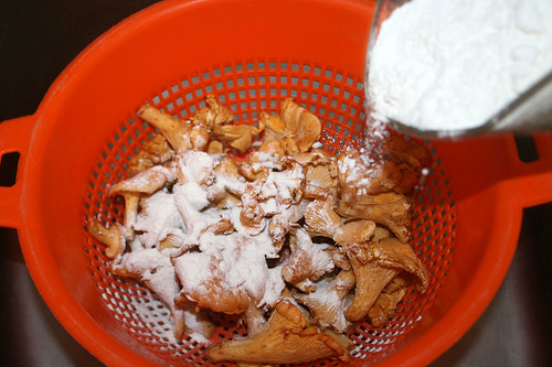 09 - Pfifferlinge mit Mehl bestäuben / Flour chanterelles