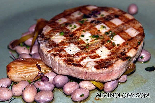 Tonno, fagioli e cipolle - wood-grilled tuna, borlotti beans and balsamic onions