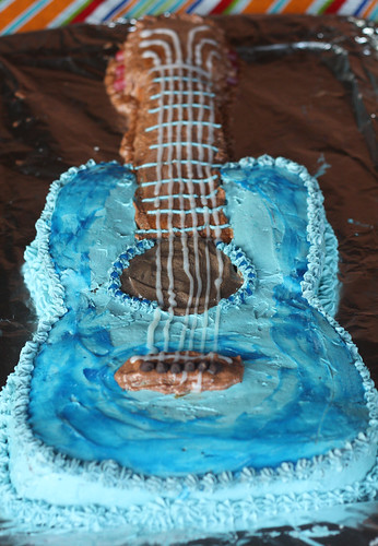 blue-guitar-cake
