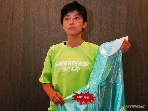 綠色和平污染防治專案主任李之安手拿塑化劑超標的兒童雨衣表示，支離破碎的毒管法令台灣兒童遭殃。（圖片來源：台灣綠色和平）