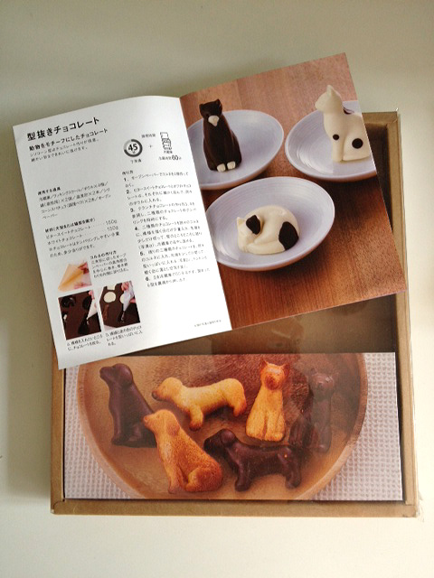 The Muji Silicone baking mould even comes with recipes, albeit in Japanese