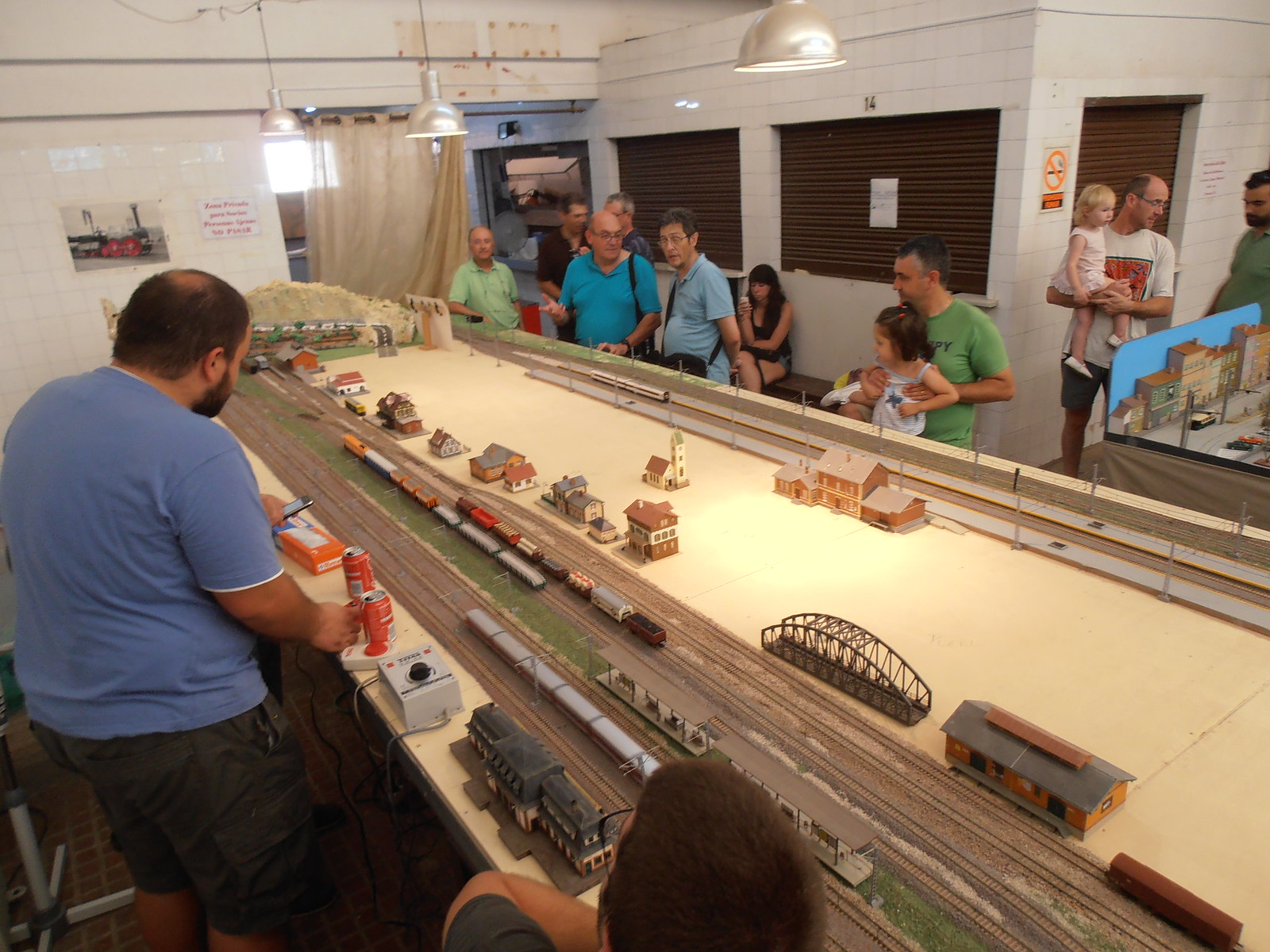 Maquinistas pendientes de sus respectivos trenes, charlando con el público asistente a la exhibición