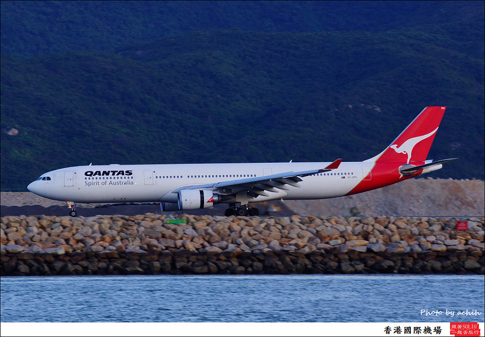 Qantas / VH-QPH / Hong Kong International Airport