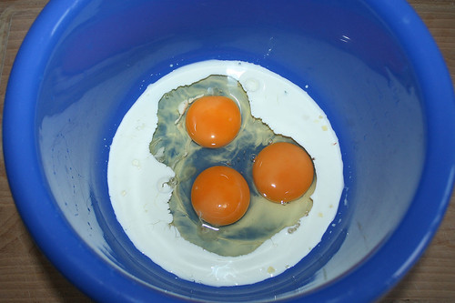 16 - Sahne & Eier in Schüssel geben / Add cream & eggs to bowl 
