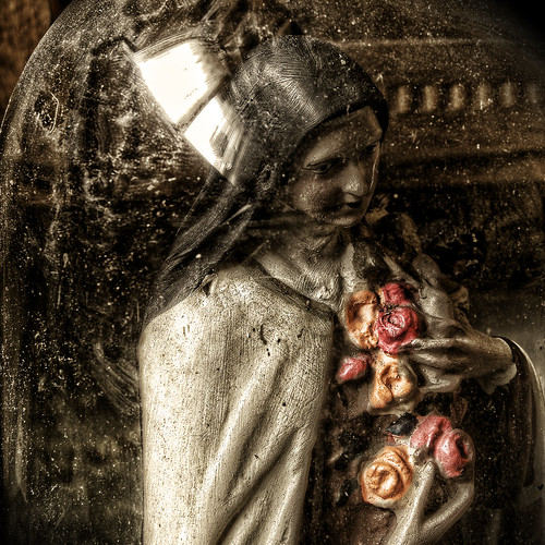 Maria locked up in a glass bell by heeftmeer.nl