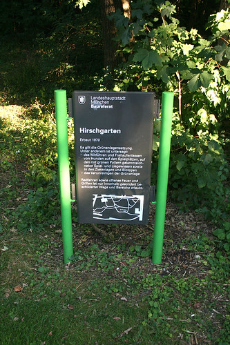 Am Eingang zum Hirschgarten