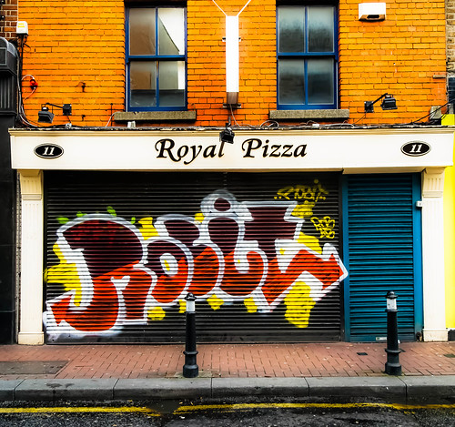 Royal Pizza - Street Art by infomatique
