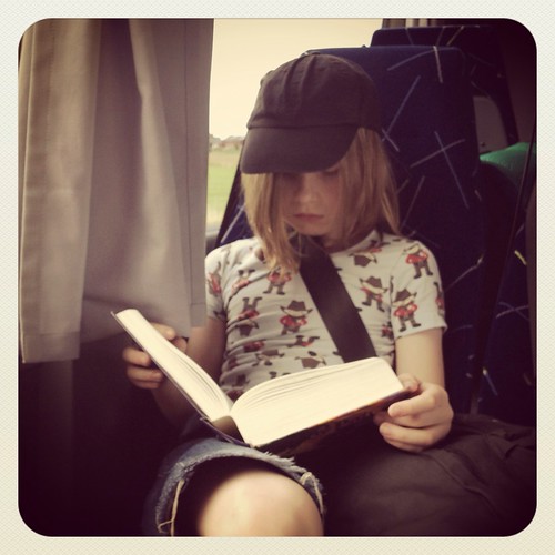 Viggo läser Harry Potter på bussen ut till Öregrund