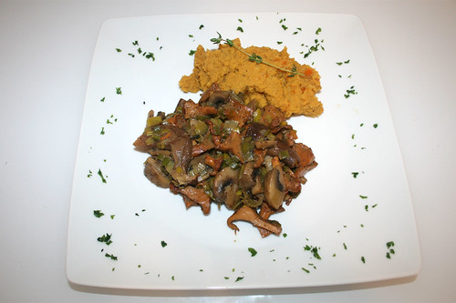 34 - Pfifferling-Pilzgemüse an Kichererbsenpüree / Chanterelle mushroom dish with chickpea puree - Serviert
