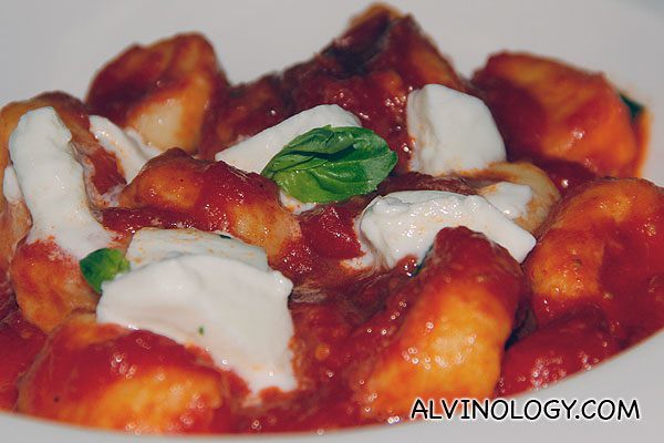 Gnocchi di papate con pomodoro e mozzarella di bufala - potato gnocchi with fresh tomato, basil and bufalo mozzarella