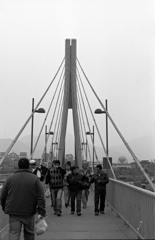 Fotografía convencional, Lima en rollo: puente peatonal atirantado “Rayo de Sol” ubicado sobre el río Rímac