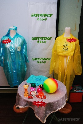 綠色和平抽樣市面上12種兒童玩具及用品，其中9樣摻雜違禁塑化劑。（圖片來源：台灣綠色和平）