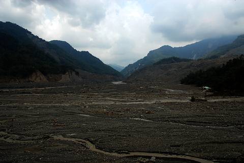 莫拉克颱風後遭掩埋的小林村(郭志榮攝)