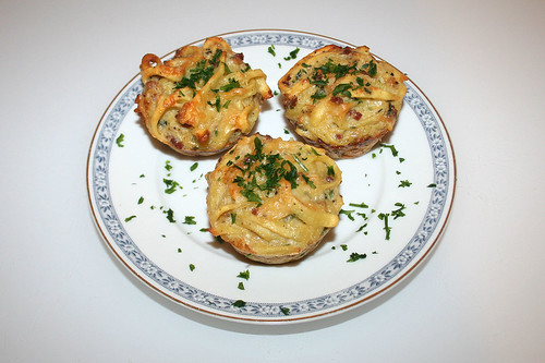 27 - Spätzle-Muffins mit Speck & Käse / Spaetzle muffin with bacon & cheese - Serviert