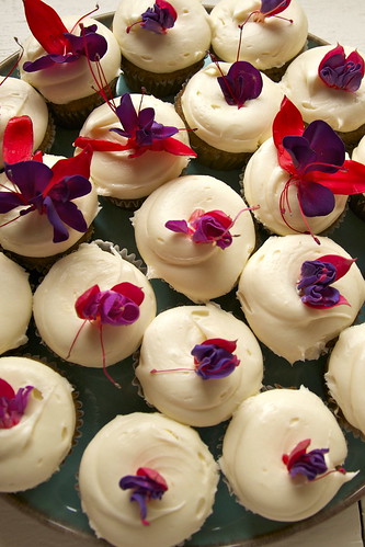 Cupcakes with Edible Flowers