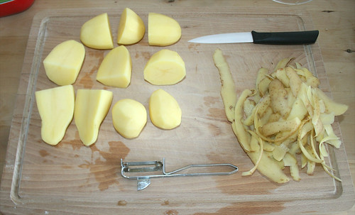 12 - Kartoffeln schälen und zerteilen / Peel & cut potatoes