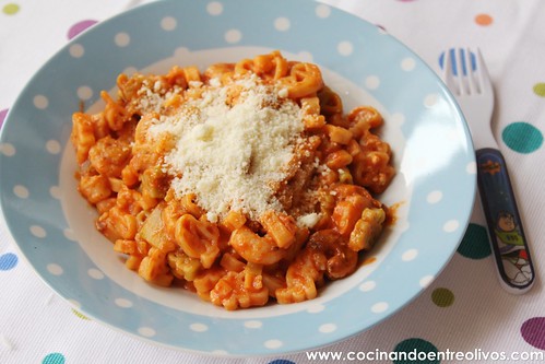 Pasta con calabacin, gambas y tomate (1)