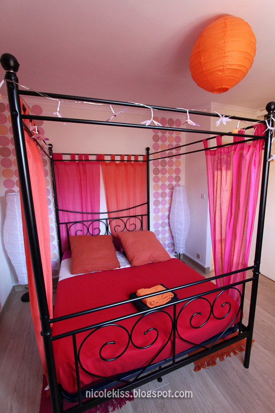 four poster pink bed
