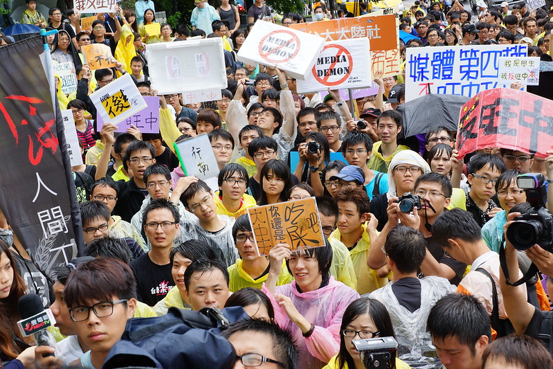 7月31日，針對旺中媒體圍勦反「中嘉案」學者，700名學生至中天電視台前反旺中。（攝影：王顥中）