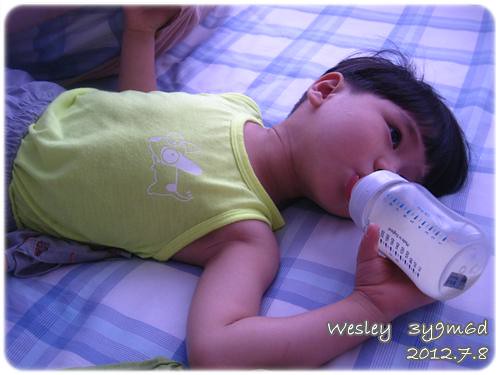 120708-晨起的孩子喝牛奶