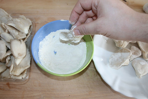 35 - Austernpilze in Mehl wenden / Toss oyster mushrooms in flour