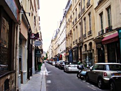 A narrow street in Île de la Cité