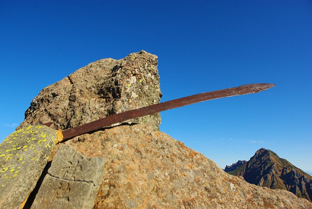 権現岳山頂の剣と石碑