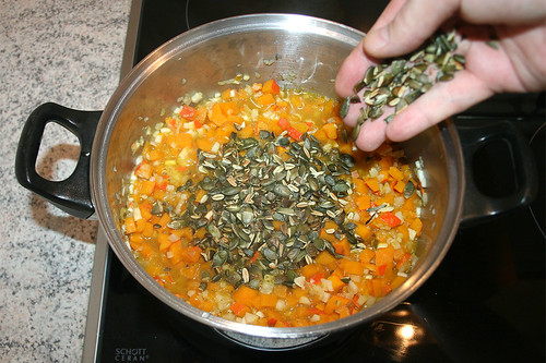 33 - Kürbiskerne hinzufügen / Add pumpkin seeds