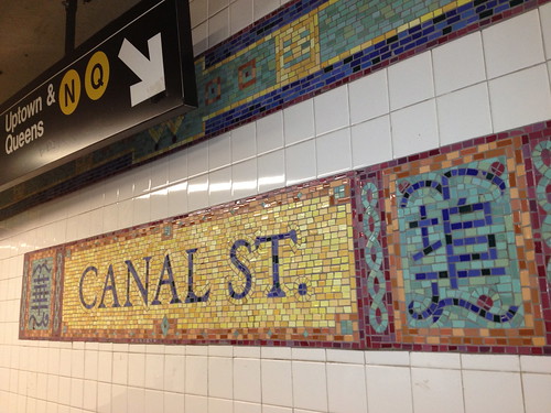 Canal St. Station（中華街最寄り）の駅名表示タイルも、漢字モチーフ。
