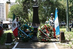 Colocación de una ofrenda floral en el busto dedicado a Miguel Hidalgo y Costilla en Guatemala