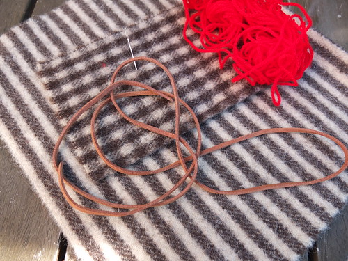 Burel, wool yarn and suede cord. And do not forget the needle… - agulha não pica