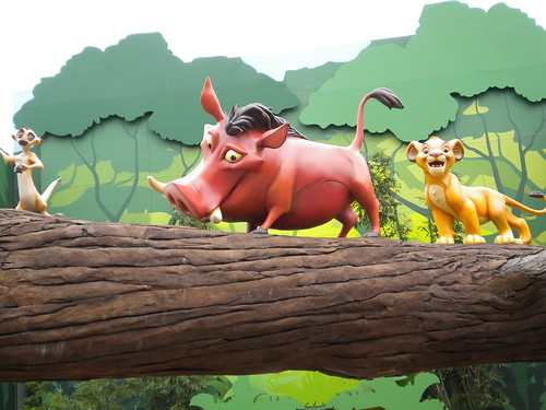 Timon, Pumbaa, and Simba decorating the Lion King building