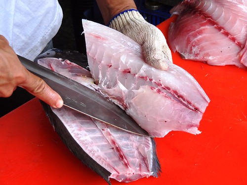 黑豬哥處理需小心，因性食海藻，有臊味，只取少刺的腹部肉