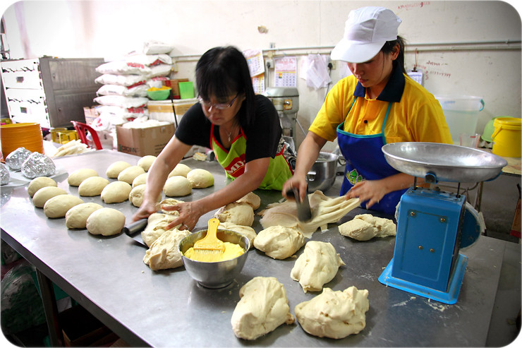 cutting-measuring-dough