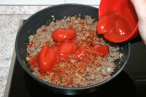 26 - Geschälte Tomaten addieren / Add peeled tomatoes